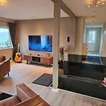 Апартаменты Newly Renovated In Beautiful Haramsoy Олесунн